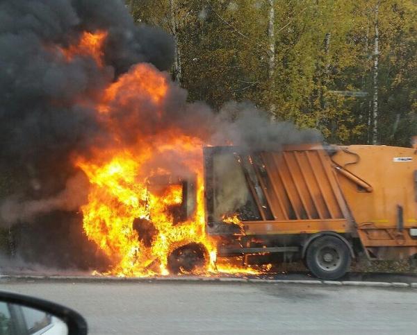 На Ставрополье спасатели потушили мусоровоз